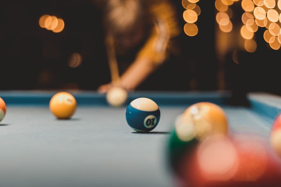 Jugador tirando en la mesa de pool