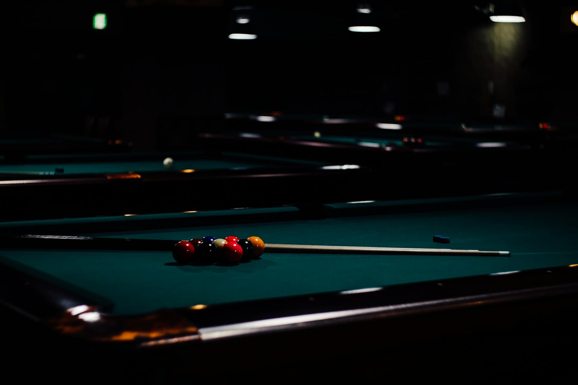 Mesa de pool con las bolas armadas en Bola 8 Pool Club La Calma